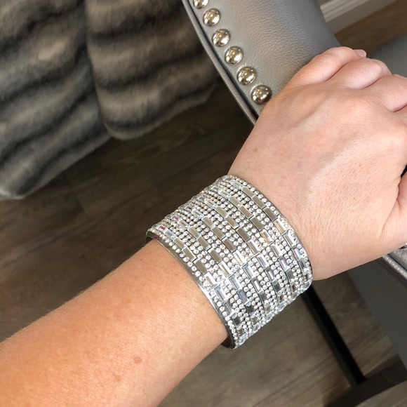 Jewelry - Sexy sparkly cuff